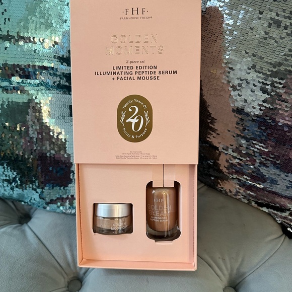 2-PIECE SET LIMITED EDITION ILLUMINATING PEPTIDE SERUM + FACIAL MOUSSE - Picture 2 of 7